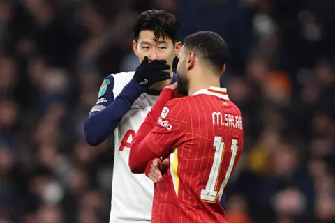 لم يتردد في اختياره.. سون يفضل صلاح على رونالدينيو ونيمار